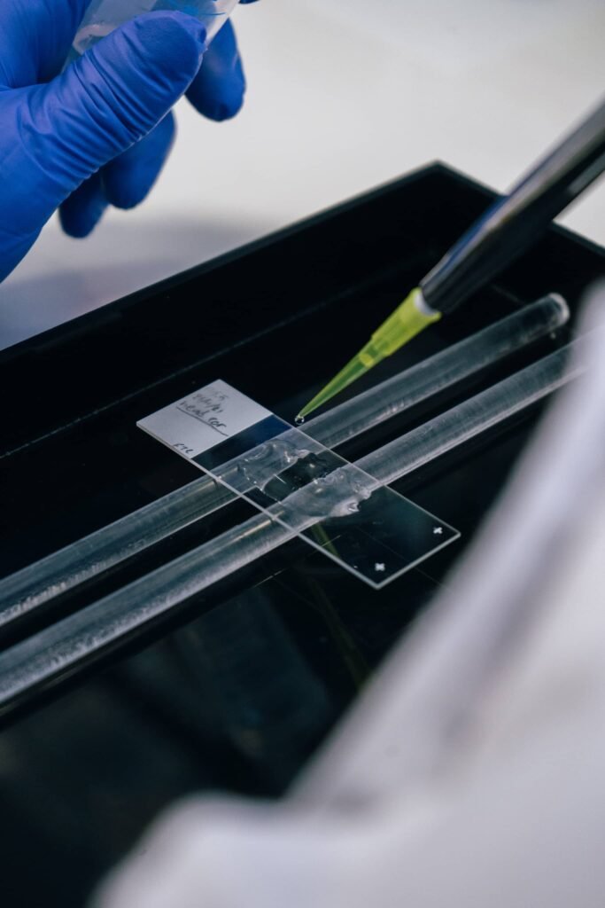 Φαρμακευτική-Βιοτεχνολογία-ανάλυση-δείγματος-εργαστήριο-πανεπιστημίου